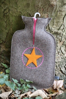 Filz-Wärmflasche in naturgrau mit orangen Stern